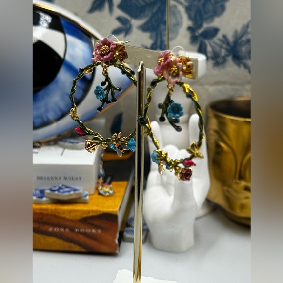 🆕 LES NEREIDES 🧿 NIB Rose D'Orient Large Hoops with Flowers, Berries & Bees - Picture 7 of 15